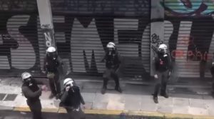 Εικόνες ντροπής: Με χειρονομίες τα ΜΑΤ προκαλούν τους διαδηλωτές στα Εξάρχεια, έναν χρόνο από το έγκλημα στα Τέμπη