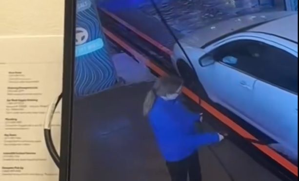 Viral βίντεο με εργαζόμενη σε πλυντήριο αυτοκινήτων να «λούζει» την οδηγό που της πέταξε ποτήρι με πορτοκαλάδα (Video)