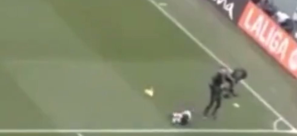 Βοηθός διαιτητή συγκρούστηκε με… κάμερα σε ποδοσφαιρικό αγώνα – Αποσύρθηκε αιμόφυρτη (Video)
