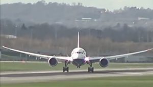 Τρομακτική προσγείωση: Aεροπλάνο αναπηδά ανεξέλεγκτα στo διάδρομο (Video)