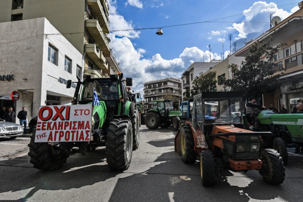 Αγρότες: Δεν τους έπεισαν οι επικοινωνιακές εξαγγελίες Μητσοτάκη – Νέες συνελεύσεις στα μπλόκα