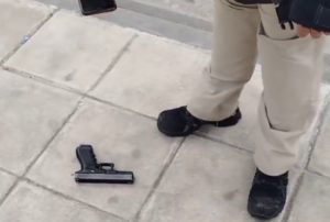 Θεσσαλονίκη:Αστυνομικός των ΜΑΤ χάνει το όπλο του και&#8230; το βρίσκουν περαστικοί (Video)