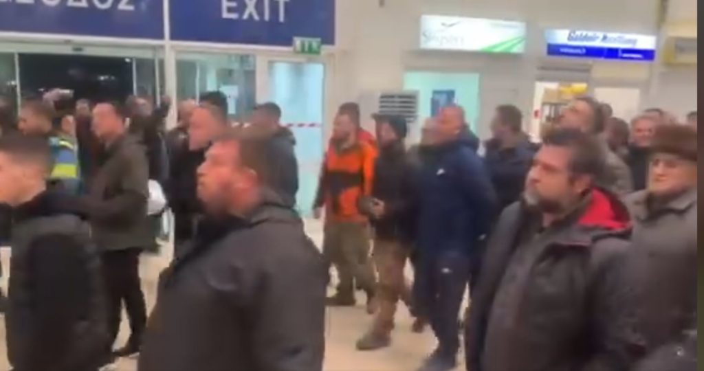 Εισβολή αγροτών στο αεροδρόμιο Αλεξανδρούπολης – Άφαντος ο Αυγενάκης (Video)