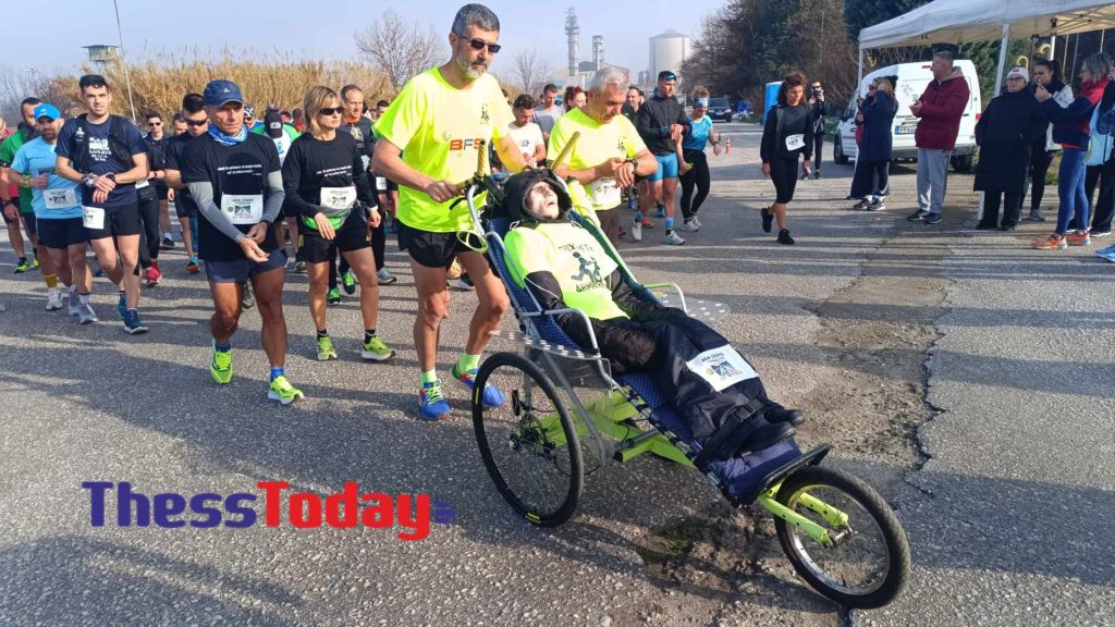 Αγώνας για τα Τέμπη: Tρέχουν με φωτογραφίες των θυμάτων και ζητούν δικαιοσύνη