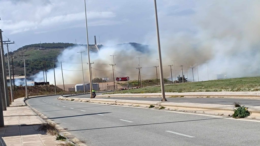 Φωτιά στο Λαύριο – Καίει σε χαμηλή βλάστηση