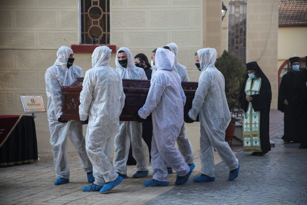 Άσηπτοι οι νεκροί από κορονοϊού στη Λάρισα: Μακάβριες εικόνες από τις εκταφές – Ποια είναι η εξήγηση