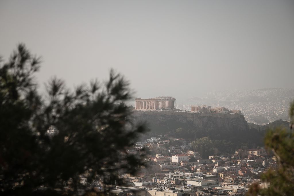 Καιρός: Αποπνικτική η ατμόσφαιρα σήμερα λόγω σκόνης και υψηλών θερμοκρασιών – Πότε φεύγει (LIVE)