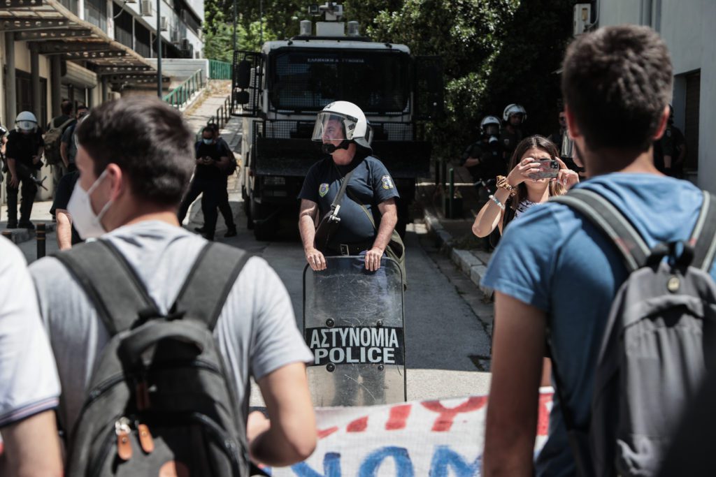 ΑΠΘ: Σε συλλήψεις μετατράπηκαν οι 49 προσαγωγές φοιτητών από την έφοδο ΜΑΤ και ΟΠΚΕ στη Σχολή Θετικών Επιστημών (Video)