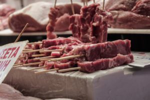 Τσικνοπέμπτη&#8230; ακρίβειας: «Τσουχτερές» οι τιμές στο κρέας &#8211; Πόσο θα κοστίσει φέτος το τραπέζι (Video)