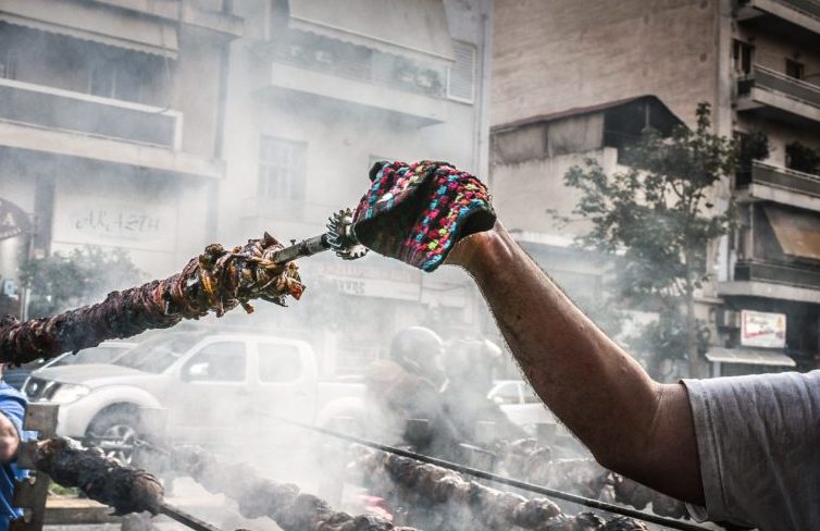 Θεσσαλονίκη: Προθεσμία για τον 55χρονο που μαχαίρωσε μάγειρα για ένα… κοντοσούβλι – «Δήλωσε ότι ήταν μεθυσμένος»