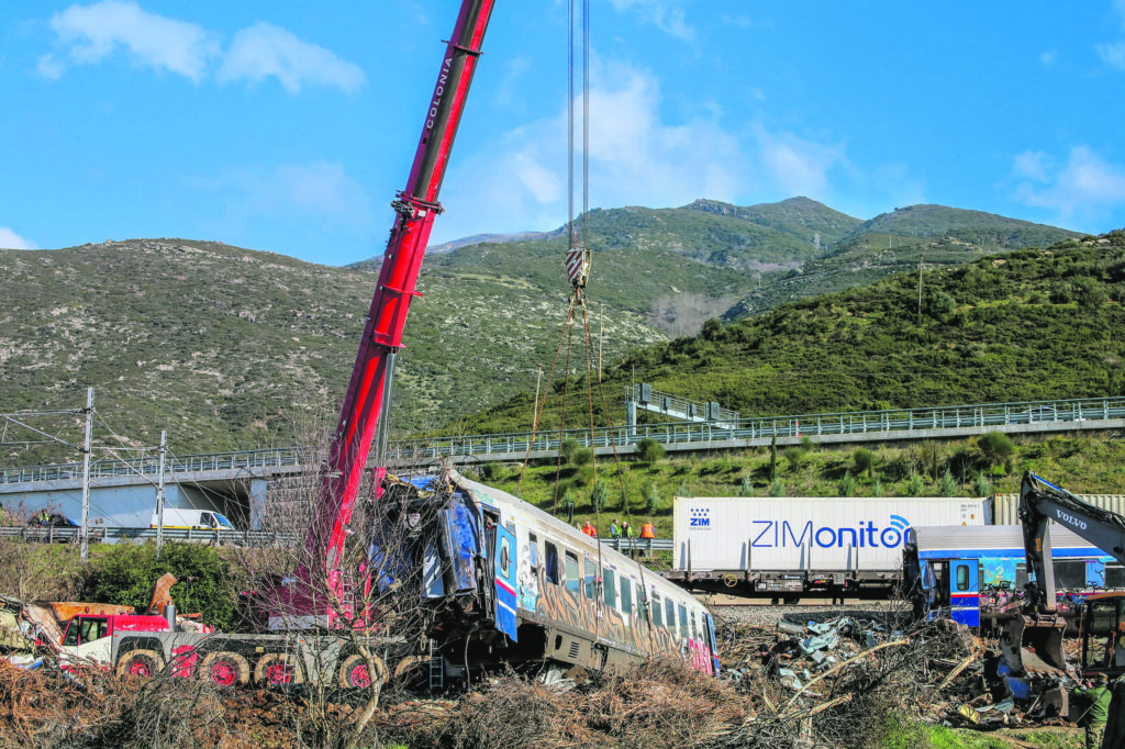 Τέμπη: Καρέ καρέ το «μπάζωμα» του εγκλήματος