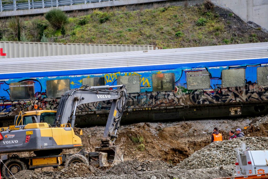 Έγκλημα Τέμπη: Το χρονικό του τσιμεντώματος και το πινγκ πονγκ των ευθυνών