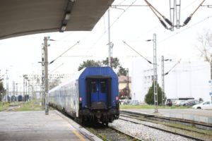 Συναγερμός στη Λειβαδιά: Τρένο της γραμμής Αθήνα &#8211; Θεσσαλονίκη ακινητοποιήθηκε λόγω φωτιάς κοντά στις γραμμές