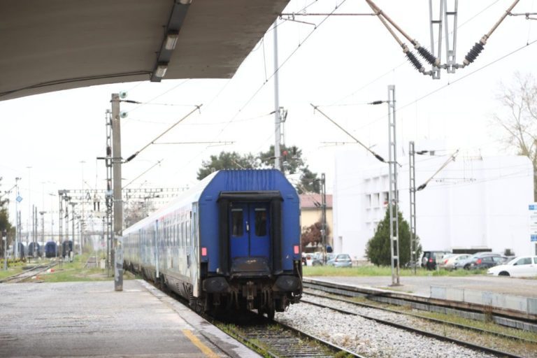 Συναγερμός στη Λειβαδιά: Τρένο της γραμμής Αθήνα – Θεσσαλονίκη ακινητοποιήθηκε λόγω φωτιάς κοντά στις γραμμές