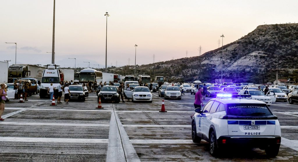 Φωτιά σε αυτοκίνητο με υγραέριο – Διακοπή κυκλοφορίας στην Αθηνών – Κορίνθου