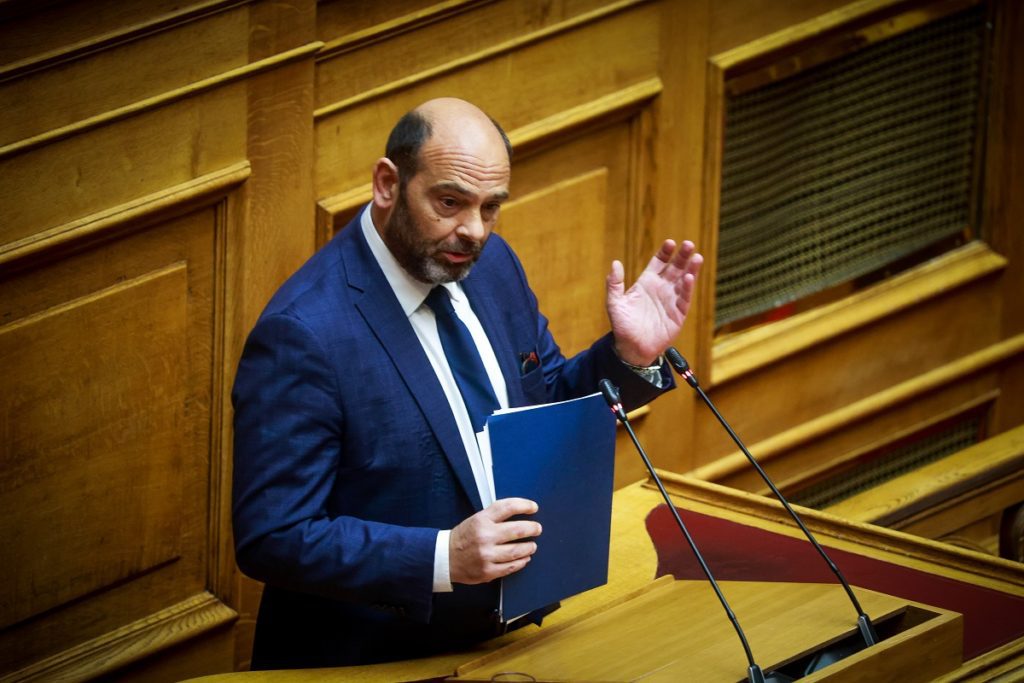 Κουτσαβακισμοί Φωτήλα στη Βουλή: «Κότες» αποκάλεσε τους βουλευτές του ΣΥΡΙΖΑ