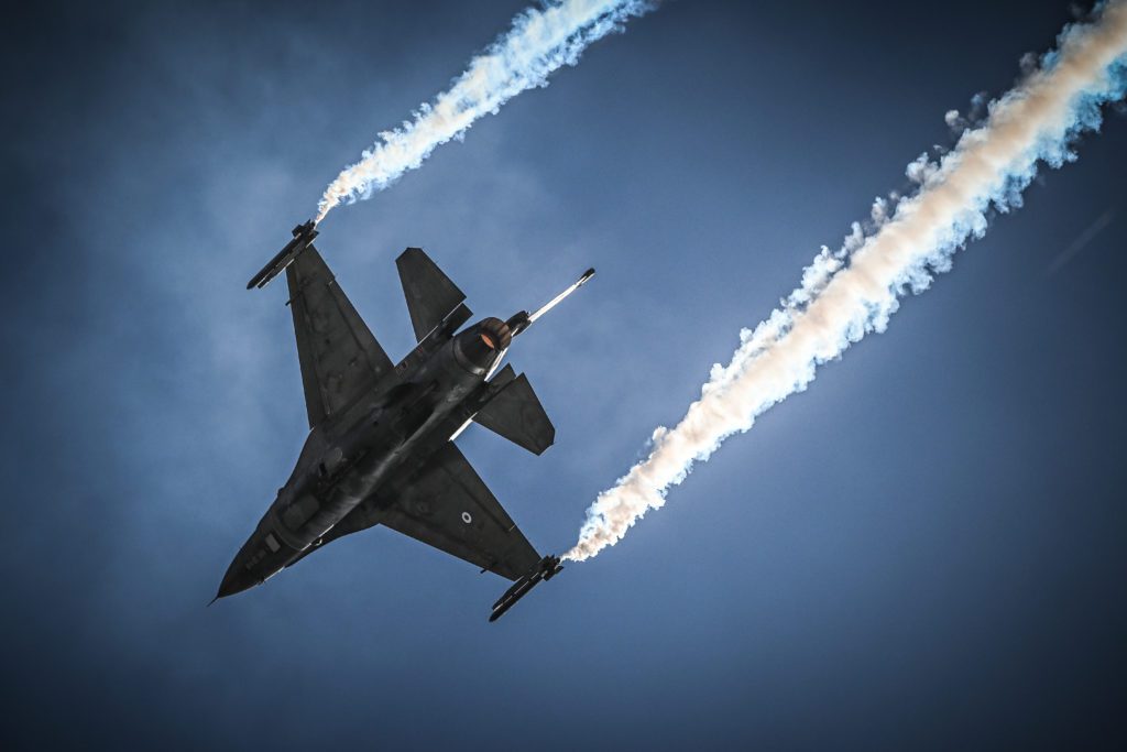 Πτώση F-16: Σώος ο πιλότος, πρόλαβε να εγκαταλείψει (Video)