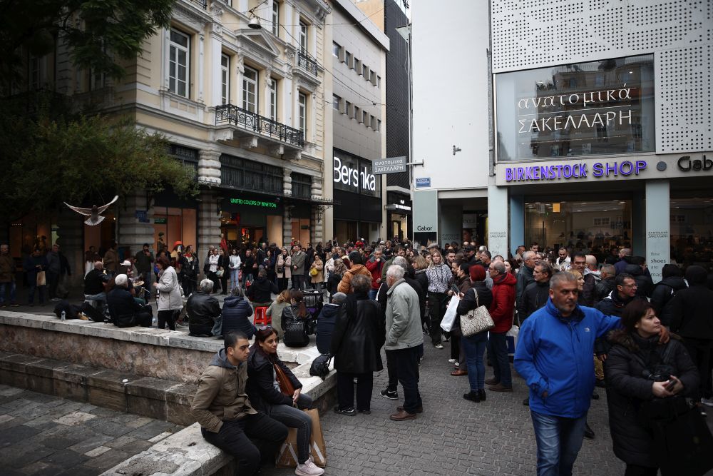 Τη μαχαίρωσε μέρα μεσημέρι στην Ερμού – Τραυματίστηκε στην ωμοπλάτη η κοπέλα, συνελήφθη ο δράστης (Video)