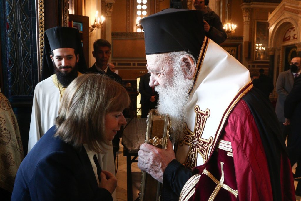 Ιερός πόλεμος: «Τους κάλεσα σε γεύμα», απαντάει η Σακελλαροπούλου για τους Ιεράρχες