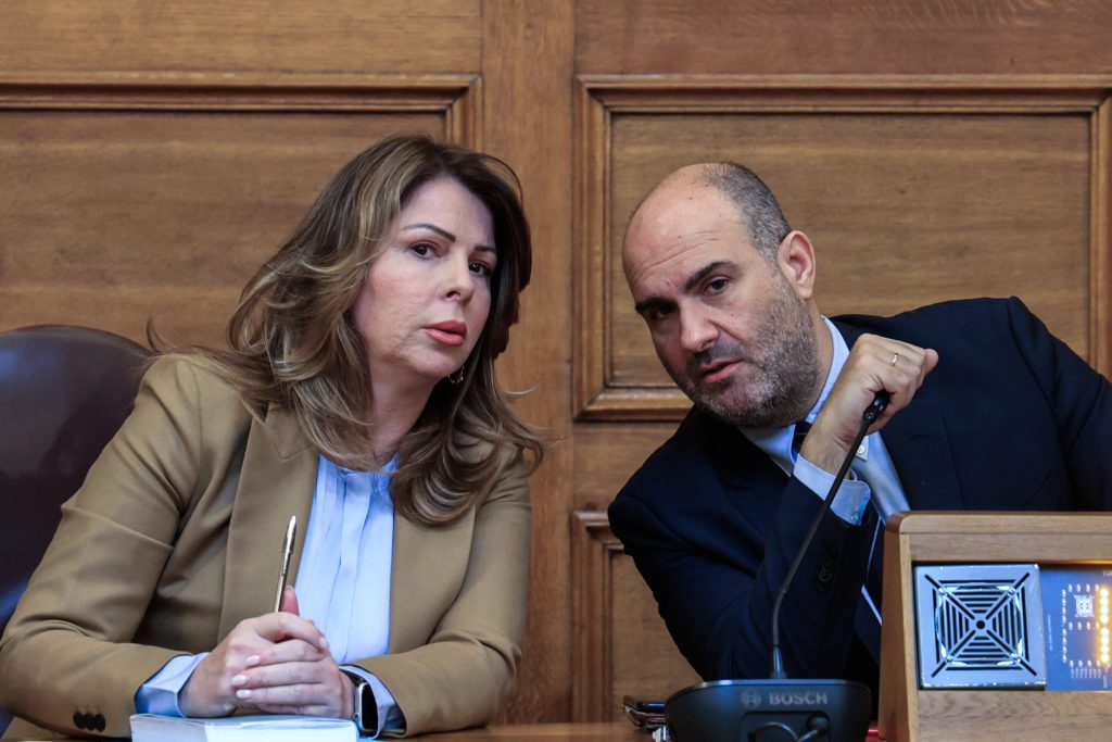 Έγκλημα Τέμπη: Να μην εμφανιστούν Παπακώστα και οι υπόλοιποι «γαλάζιοι» της Εξεταστικής στην παρέλαση, ζητούν συγγενείς θυμάτων