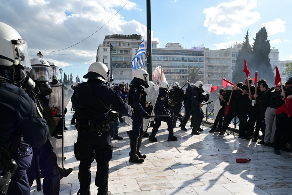 Ιδιωτικά πανεπιστήμια: Στη διαδήλωση ένας αστυνομικός έχασε τον… γεμιστήρα του όπλου του