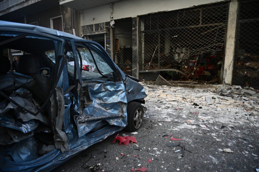 Έκρηξη βόμβας στην Καλλιθέα: «Η κάβα ανήκει σε ιδιοκτήτη νυχτερινού κέντρου» – Εικόνες καταστροφής στην περιοχή (Videos)