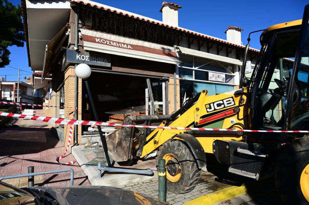 Διάρρηξη στο Καπανδρίτι: Σκόνη και θρύψαλα η βιτρίνα κοσμηματοπωλείου από μπουλντόζα – Aπίστευτο βίντεο από το σημείο (Photos)