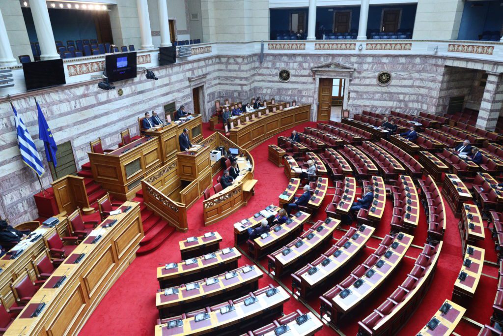 Βουλή: Αντιδράσεις της αντιπολίτευσης για τα μνημόνια με ΗΠΑ που ανοίγουν «κερκόπορτα» για αποστολή στρατού στην Ουκρανία