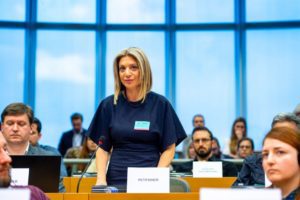 Μαρία Καρυστιανού: Ογκωδέστατος φάκελος στην ευρωπαία εισαγγελέα &#8211; «Όπλο μας οι 1.350.000 υπογραφές» (Video)