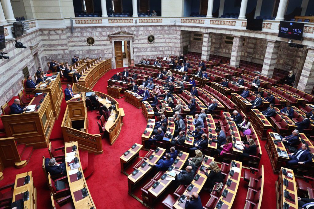 Βουλή LIVE: Γαλάζιο κουκούλωμα για το έγκλημα στα Τέμπη – Λάμπει δια της… απουσίας του ο Μητσοτάκης