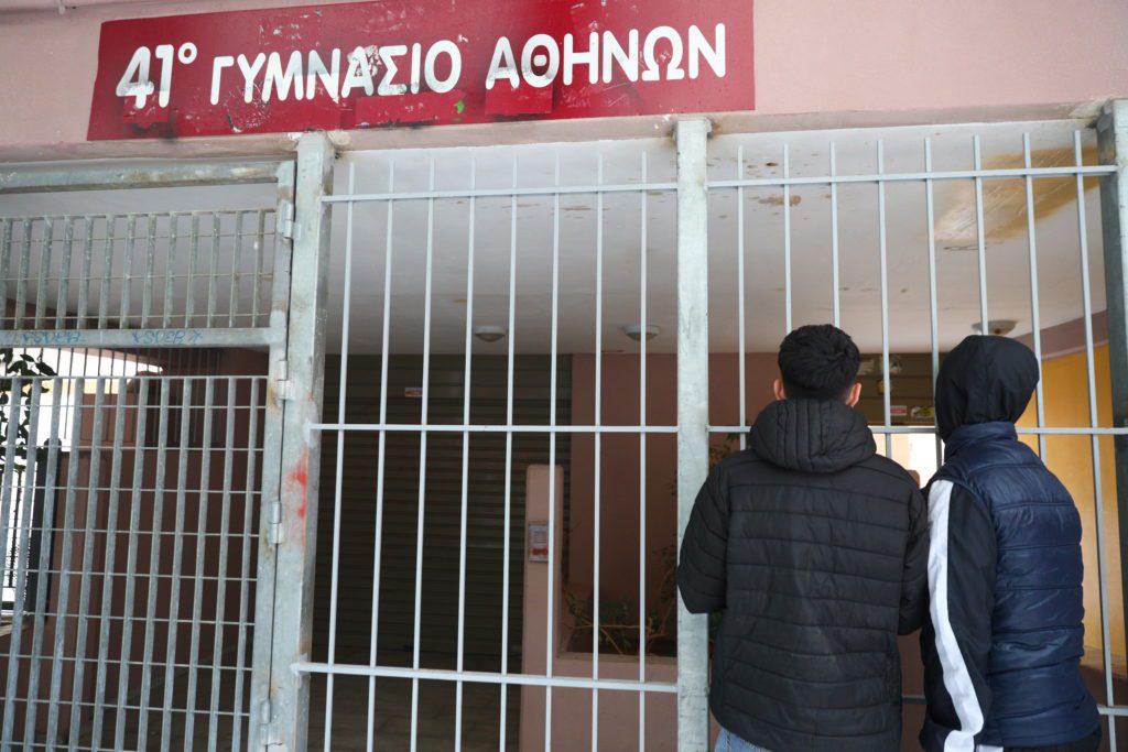 Κυψέλη: Ποινική δίωξη για απόπειρα ανθρωποκτονίας στον 19χρονο που τραυμάτισε μαθητή και τον διευθυντή του σχολείου