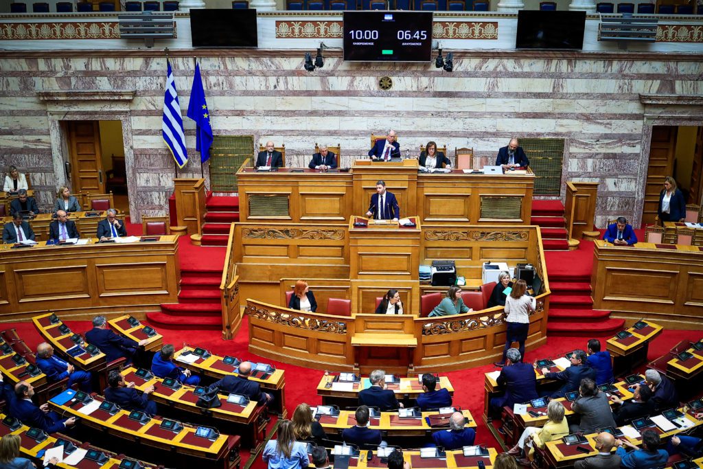 Βουλή: Κατατέθηκε η πρόταση δυσπιστίας – Ανδρουλάκης: «Αυτή τη φορά ο Μητσοτάκης θα απολογηθεί»
