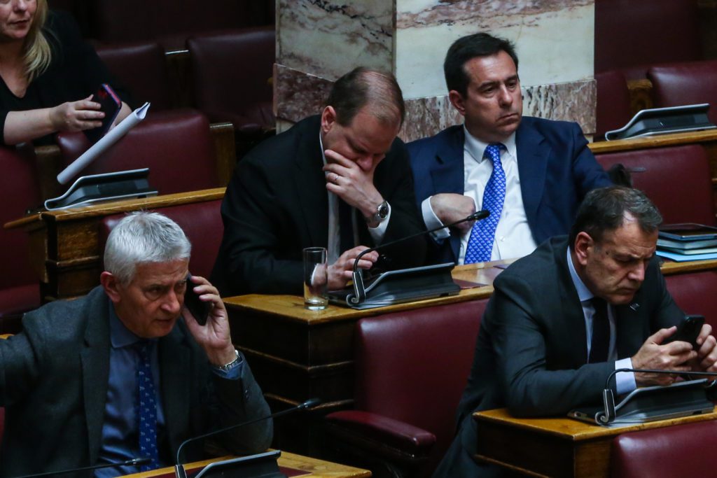 Πρόταση δυσπιστίας: Τα… πίσω έδρανα της Βουλης επέλεξε ο Κώστας Αχ. Καραμανλής (Photos)