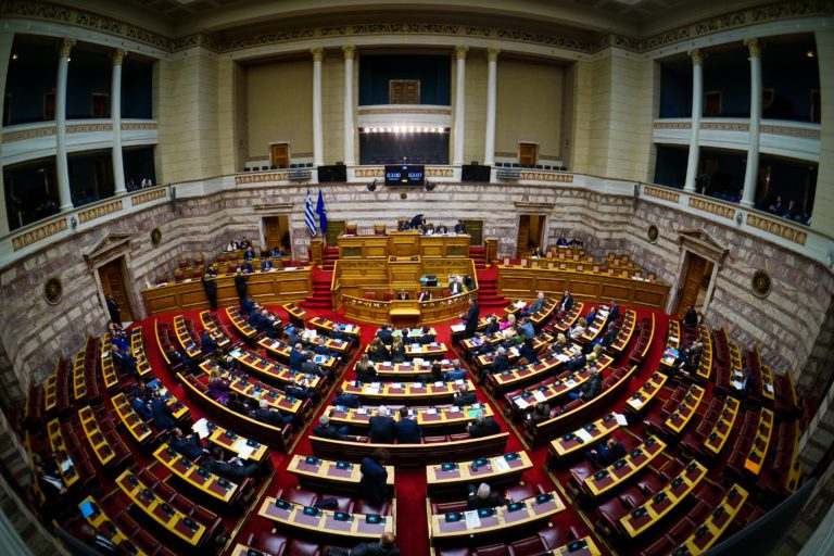 Πρόταση δυσπιστίας: Αντιμέτωπος με τις ευθύνες του ο Μητσοτάκης στη Βουλή – Ολοκληρώνεται η συζήτηση (LIVE)