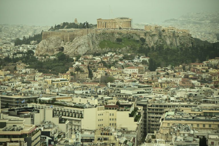 Αφρικανική σκόνη «σκέπασε» την Ελλάδα: Η Αθήνα πνίγεται, «χάθηκε» η θάλασσα στην Κρήτη