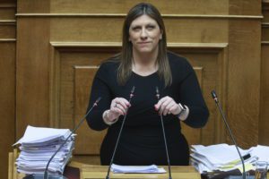 «Θίασος» η Βουλή εξαιτίας Κωνσταντοπούλου &#8211; Προκάλεσε τρεις διακοπές, επιτέθηκε σε δημοσιογράφο (LIVE)