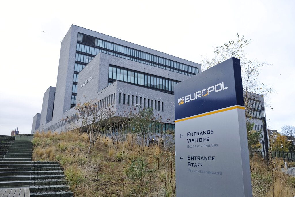«Φτερά» έκαναν απόρρητα έγγραφα από την έδρα της Europol στη Χάγη