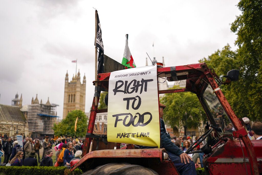 Βρετανία: Αγρότες με τρακτέρ διαδήλωσαν έξω από το κοινοβούλιο (Videos)