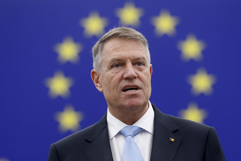 Κλάους Γιοχάνις: Ο πρόεδρος της Ρουμανίας διεκδικεί την ηγεσία του ΝΑΤΟ απέναντι στον Ρούτε