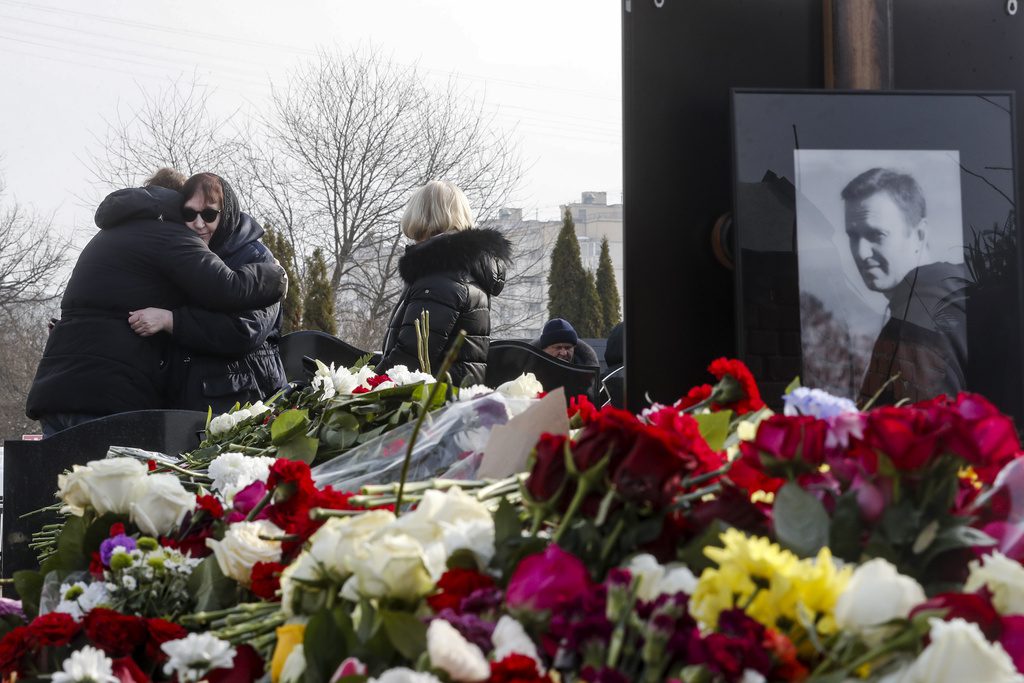 Θάνατος Αλεξέι Ναβάλνι: Οι γονείς του ευχαριστούν τον κόσμο που του αποτίει φόρο τιμής
