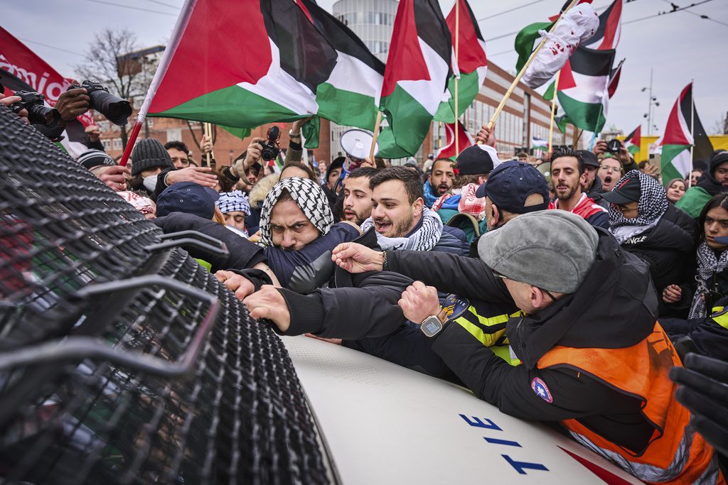 Ολλανδία: Διαδηλωτές εναντίον του ισραηλινού προέδρου – Του έδειχναν τον δρόμο για τη Χάγη