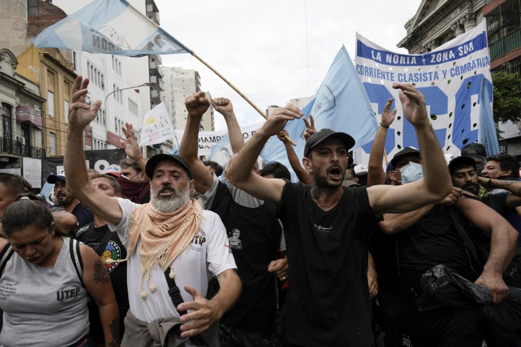 Αργεντινή: Οργή λαού στις 100 ημέρες σκληρής λιτότητας του Μιλέι – Δυναμικές διαδηλώσεις και επεισόδια (Photos)