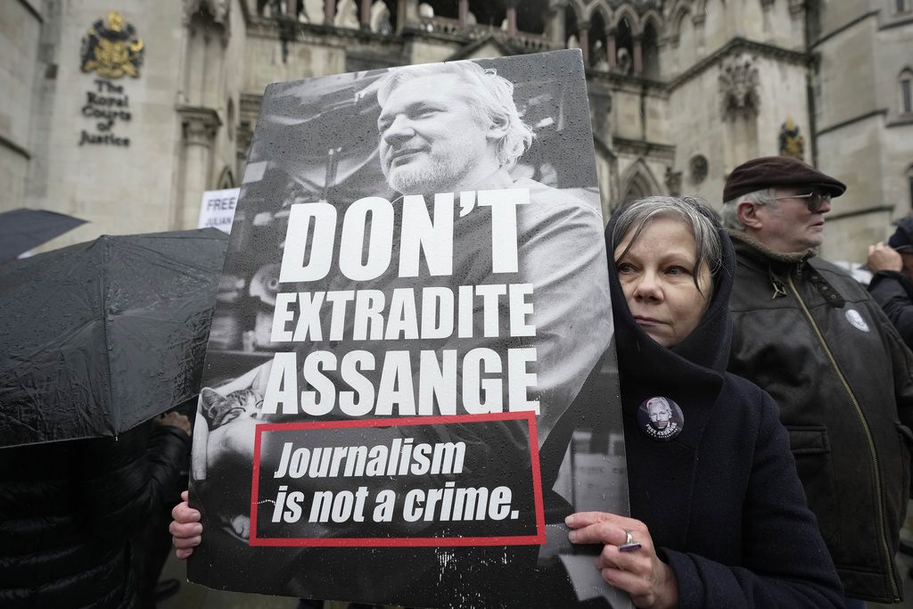 Τζούλιαν Ασάνζ: Το μεσημέρι η απόφαση για την έκδοσή του στις ΗΠΑ – Σε κίνδυνο η ελευθερία των ΜΜΕ