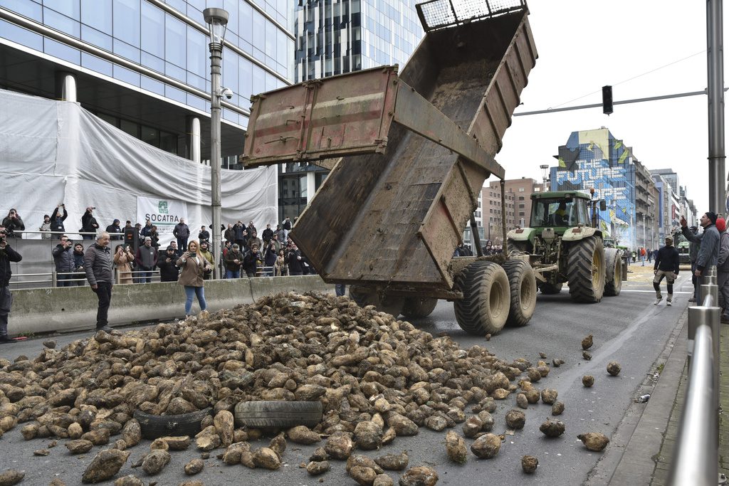 Βρυξέλλες: Οι αγρότες πάλι στους δρόμους – Οι εκπρόσωποι των κρατών μελών εγκρίνουν την… ανεπαρκή πρόταση της Κομισιόν