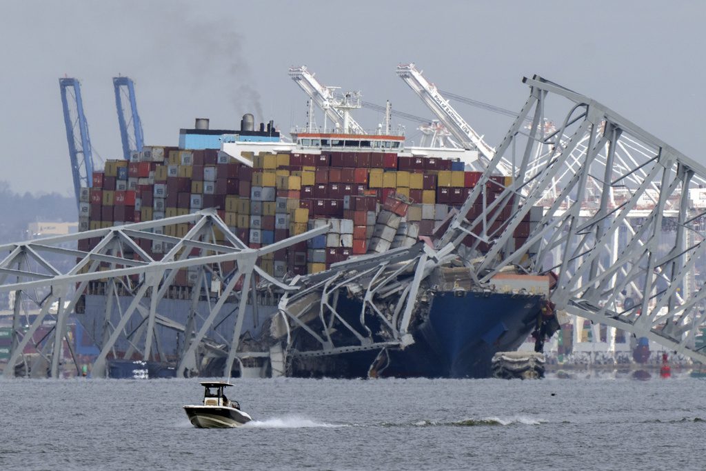 ΗΠΑ: Με μηχανική βλάβη και SOS το πλοίο που έριξε τη γέφυρα  – Έξι οι αγνοούμενοι (Photos)