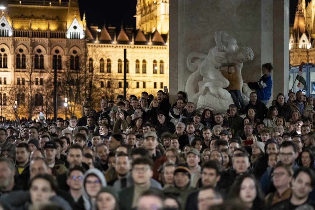 Ουγγαρία: Μεγάλη διαδήλωση κατά του Όρμπαν στη Βουδαπέστη (Video)