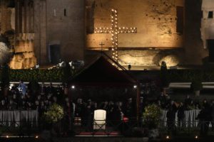 Πάσχα Καθολικών: Χωρίς τον πάπα Φραγκίσκο η τελετή της Μεγάλης Παρασκευής στο Κολοσσαίο  (Video)