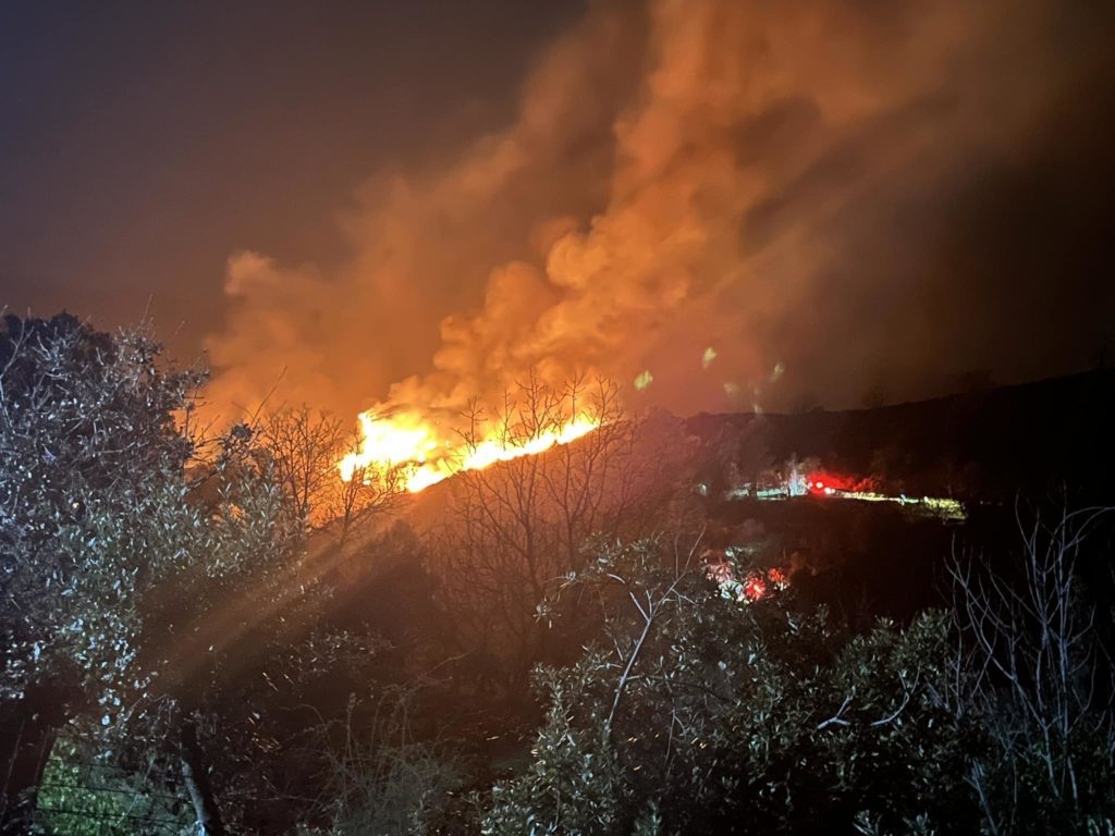 Χωρίς ενεργό μέτωπο η φωτιά στην Αράχωβα Μεσσηνίας – Εκκενώθηκε προληπτικά οικισμός (Photos-Video)