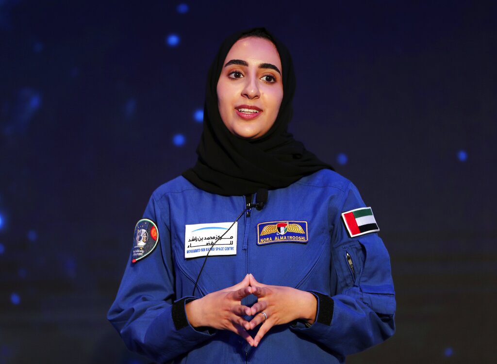 NASA: Με «ειδικό» χιτζάμπ η πρώτη αστροναύτης αραβικής καταγωγής που ετοιμάζεται για τη Σελήνη