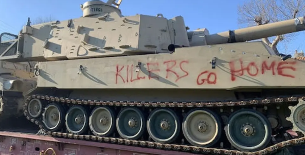Αλεξανδρούπολη: Μπλόκο σε αμερικανικά άρματα μάχης από μέλη του ΚΚΕ